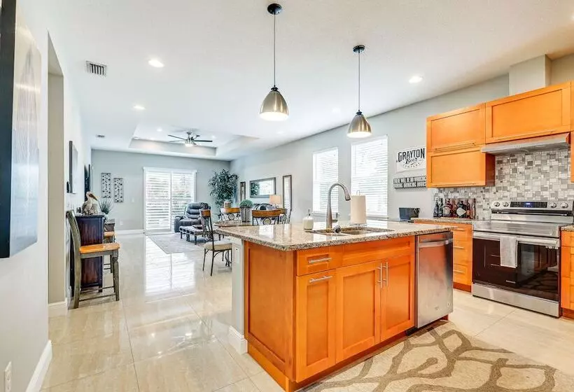 Tampa Home W/ Fire Pit, Grill, Cornhole + More!