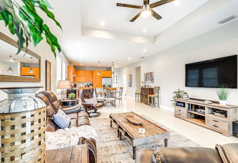 Tampa Home W/ Fire Pit, Grill, Cornhole + More!