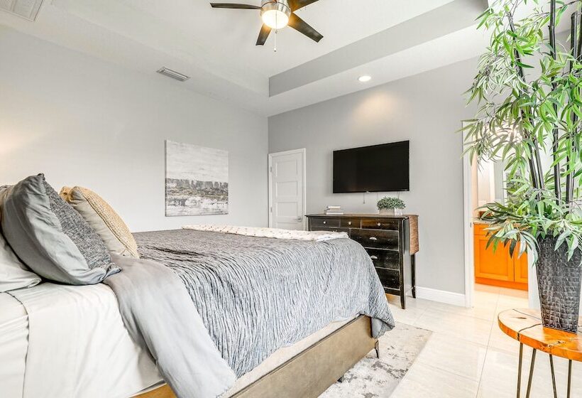 Tampa Home W/ Fire Pit, Grill, Cornhole + More!