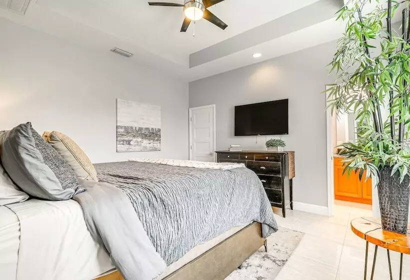 Tampa Home W/ Fire Pit, Grill, Cornhole + More!