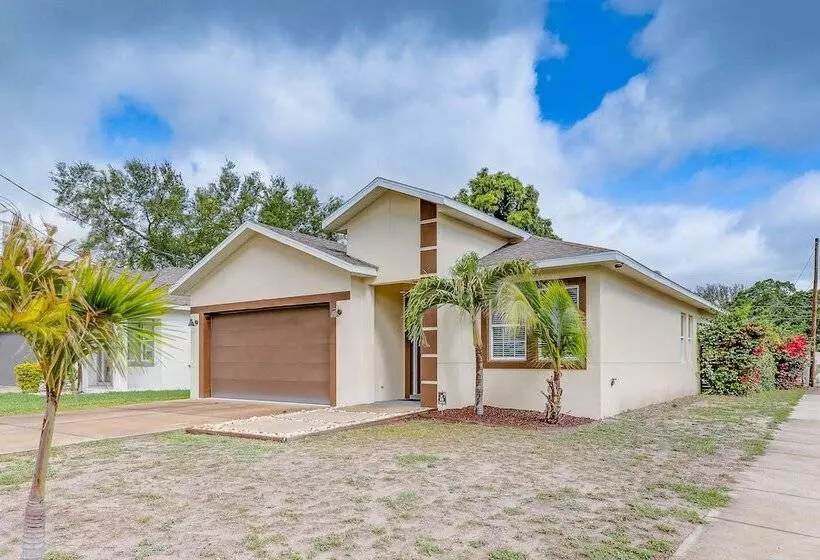 Tampa Home W/ Fire Pit, Grill, Cornhole + More!