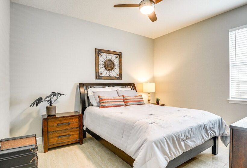 Tampa Home W/ Fire Pit, Grill, Cornhole + More!