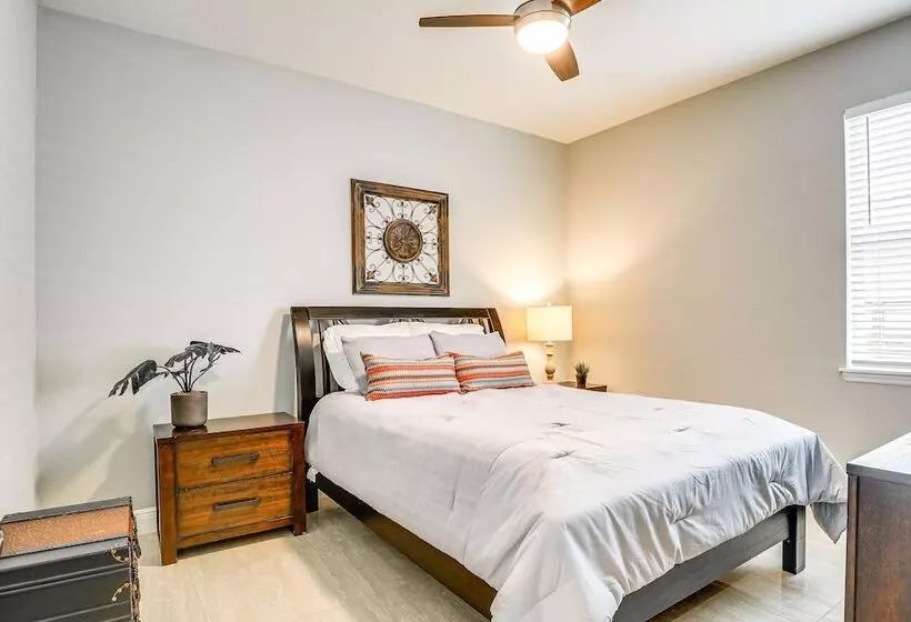 Tampa Home W/ Fire Pit, Grill, Cornhole + More!