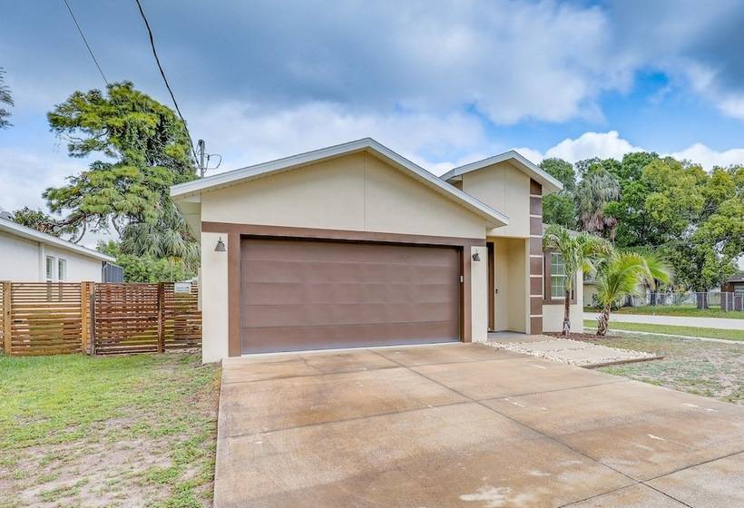 Tampa Home W/ Fire Pit, Grill, Cornhole + More!