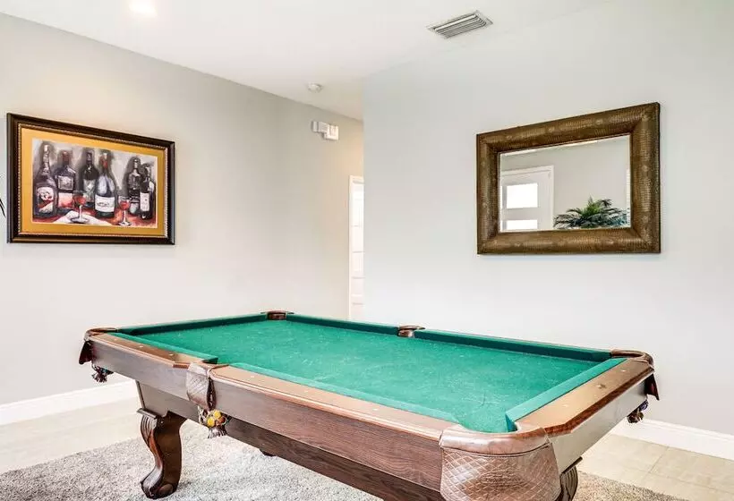 Tampa Home W/ Fire Pit, Grill, Cornhole + More!