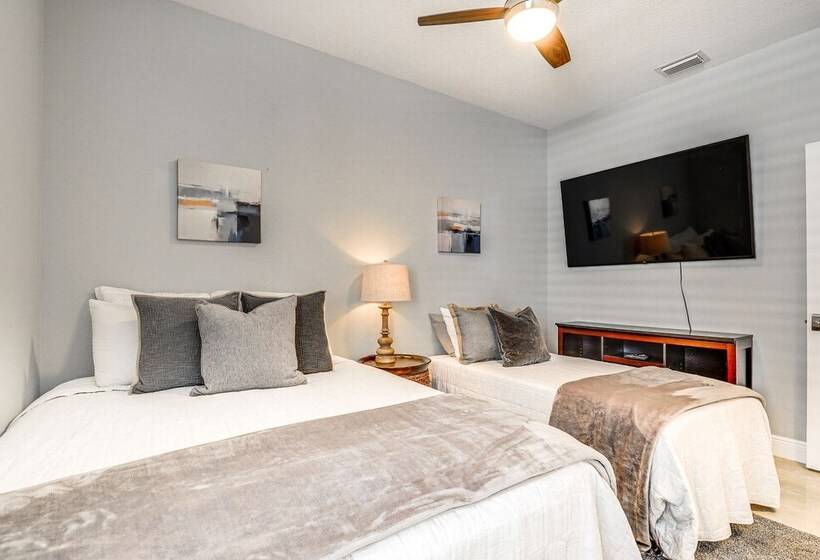 Tampa Home W/ Fire Pit, Grill, Cornhole + More!