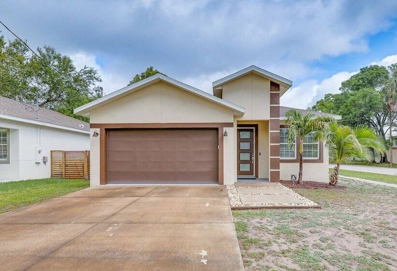 Tampa Home W/ Fire Pit, Grill, Cornhole + More!