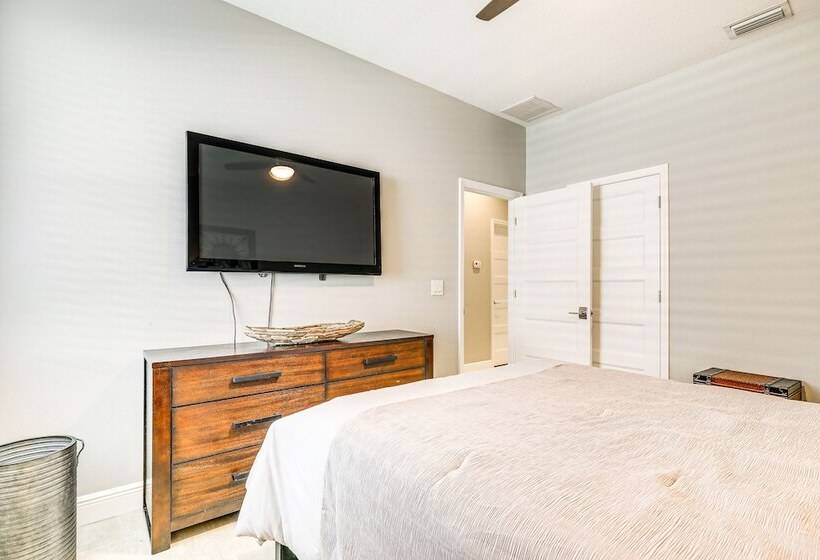 Tampa Home W/ Fire Pit, Grill, Cornhole + More!