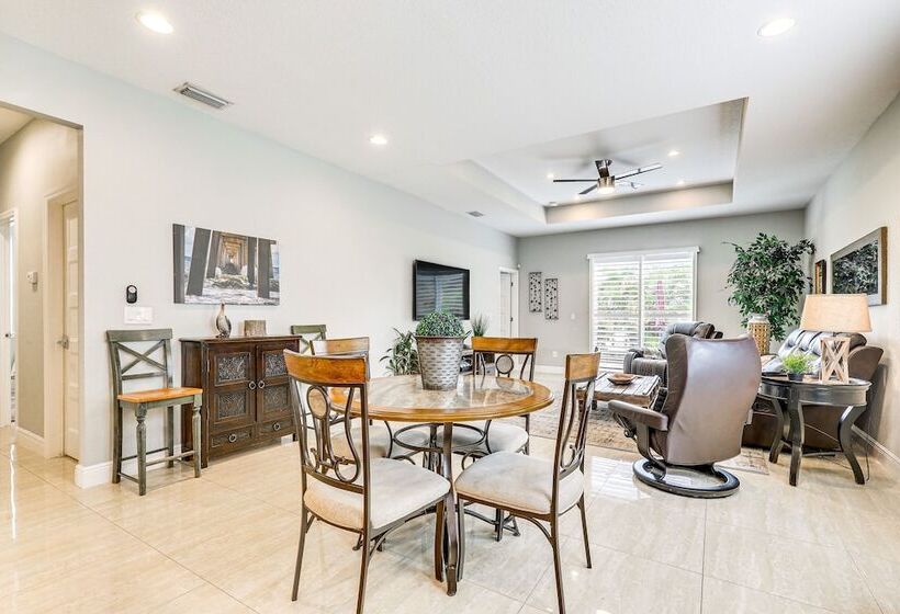 Tampa Home W/ Fire Pit, Grill, Cornhole + More!