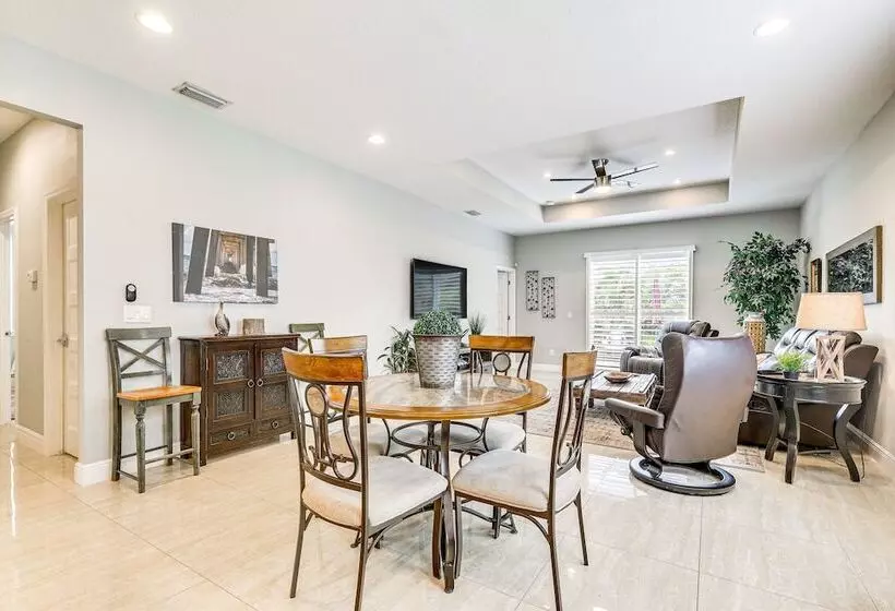 Tampa Home W/ Fire Pit, Grill, Cornhole + More!