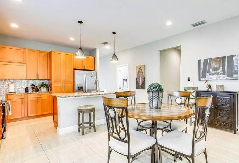 Tampa Home W/ Fire Pit, Grill, Cornhole + More!