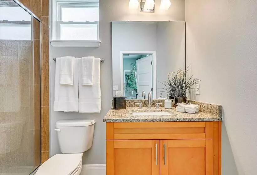 Tampa Home W/ Fire Pit, Grill, Cornhole + More!