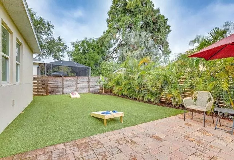 Tampa Home W/ Fire Pit, Grill, Cornhole + More!
