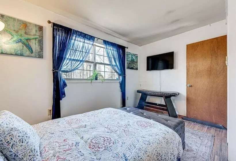 Tobyhanna Home W/ Fire Pit: 1 Mi To Lake Carobeth!