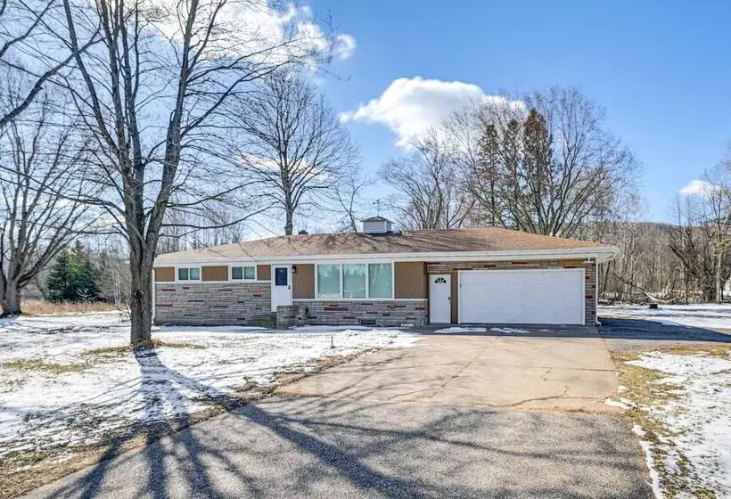 Wausau Home W/ Yard: 1 Mi To Granite Peak Ski Area