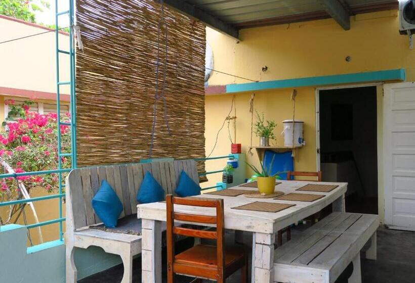 تختخواب و صبحانه Eco Hotel Club Rolling Stone