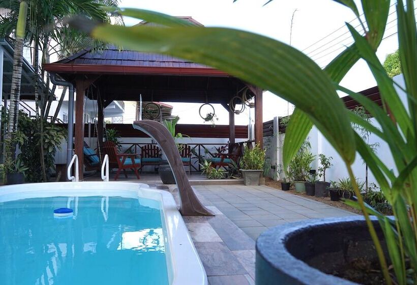 تختخواب و صبحانه Villa Famiri Boutique