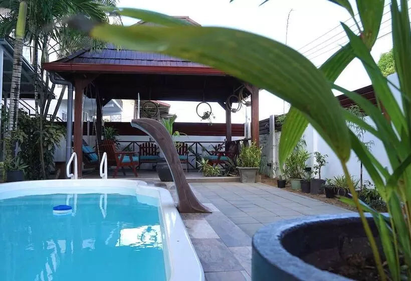 تختخواب و صبحانه Villa Famiri Boutique