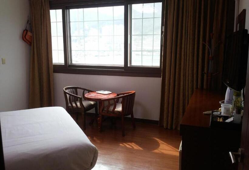 Hotel Geoje Jangseungpo Lighthouse