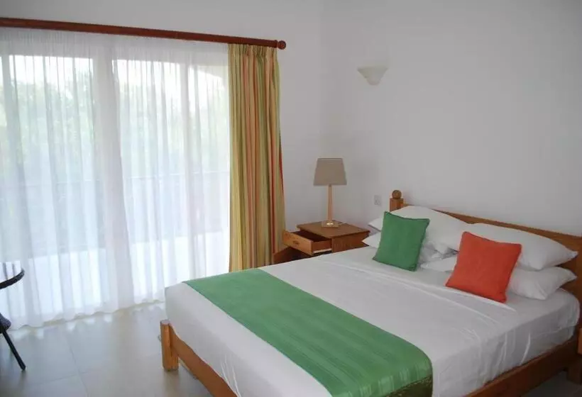 هتل Marie Laure Suites