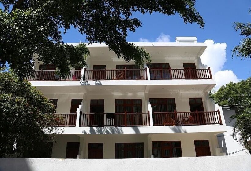 호텔 Mirissa Village