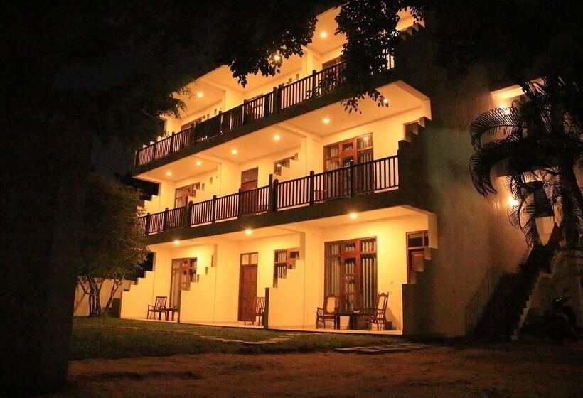 호텔 Mirissa Village