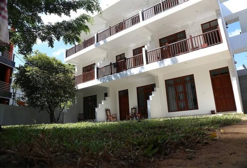 호텔 Mirissa Village