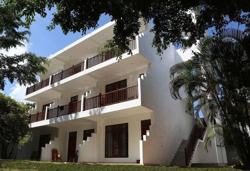 호텔 Mirissa Village