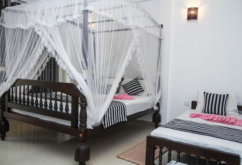 호텔 Mirissa Village