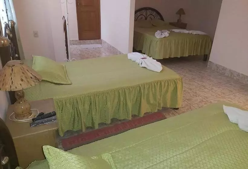 هاستل Hostal Salares