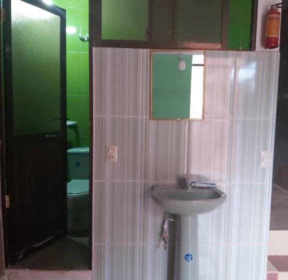 هاستل Hostal Salares