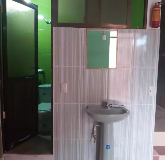 هاستل Hostal Salares