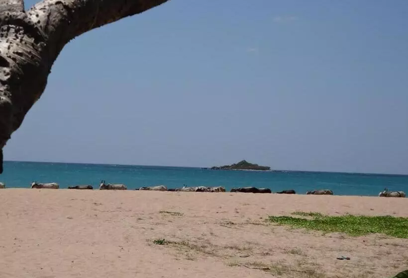 Aamiaismajoitus (B&B) Nagenahira Beach Villa