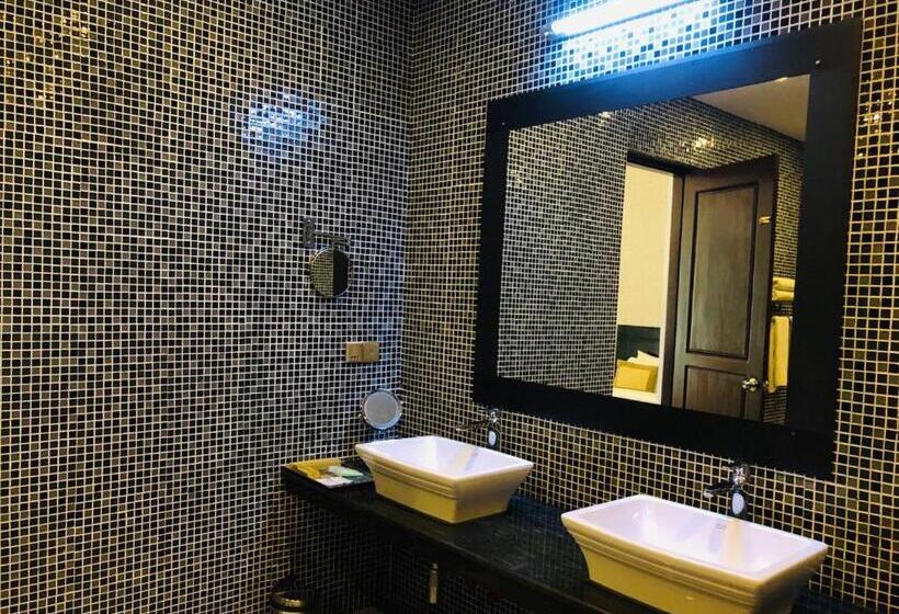 Hotel Grand Tamarind Lake