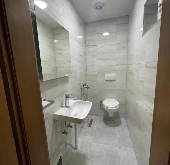 펜션 Perroi Shqiptar