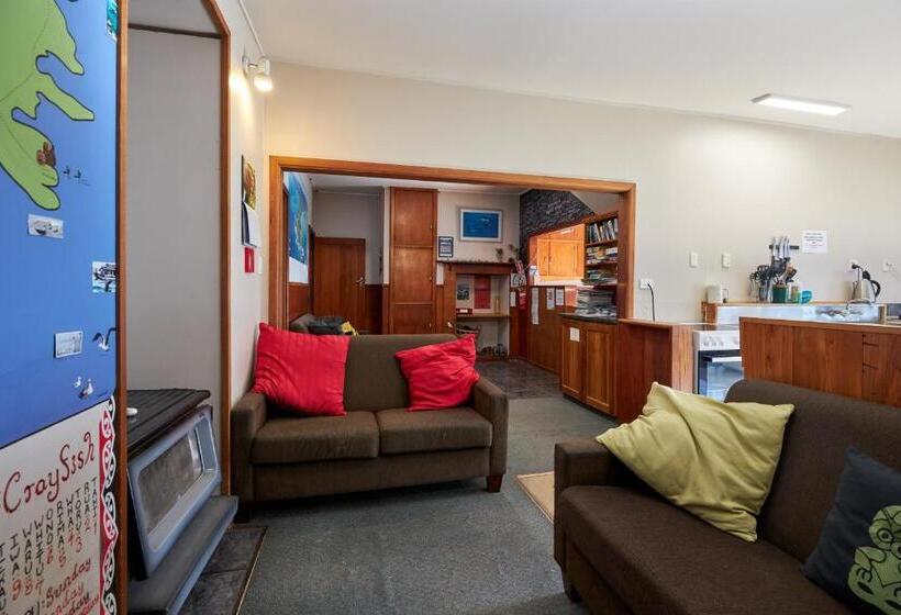 הוסטל Dolphin Lodge