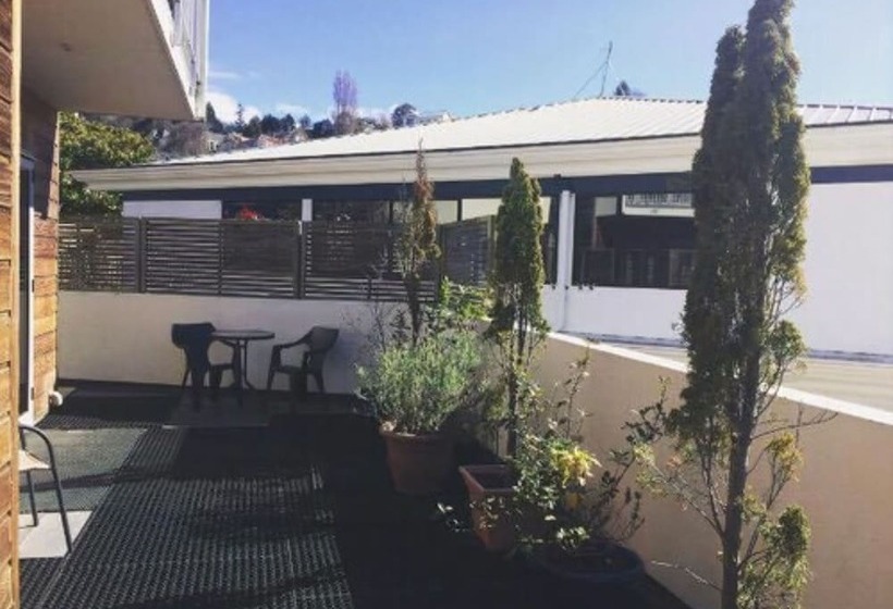 فندق صغير On Top Backpackers