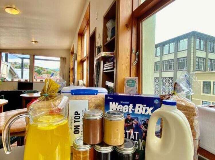 فندق صغير On Top Backpackers