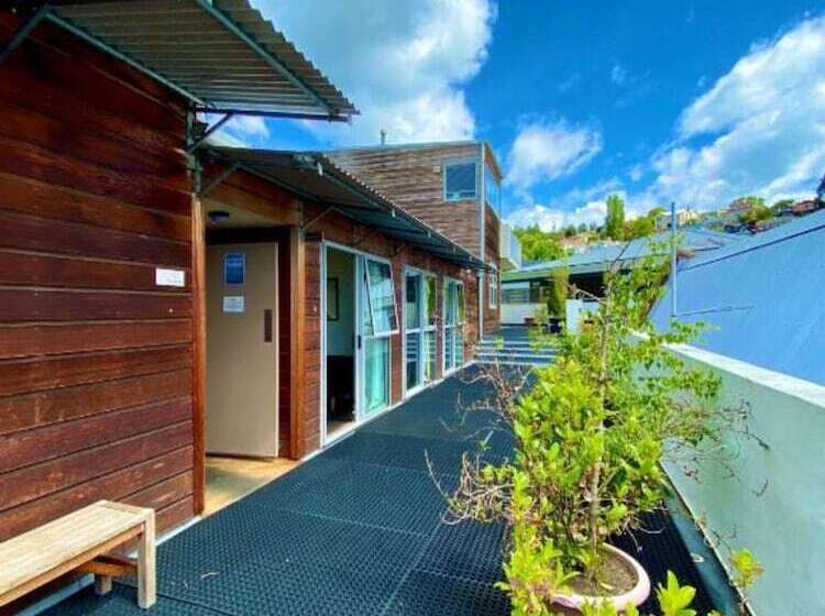 فندق صغير On Top Backpackers