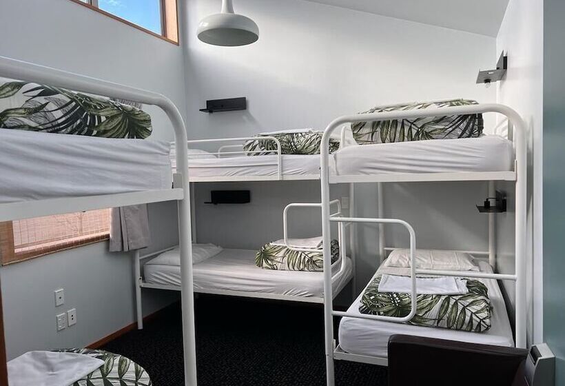 فندق صغير On Top Backpackers