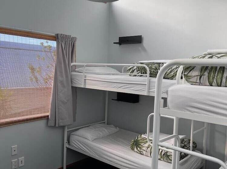 فندق صغير On Top Backpackers