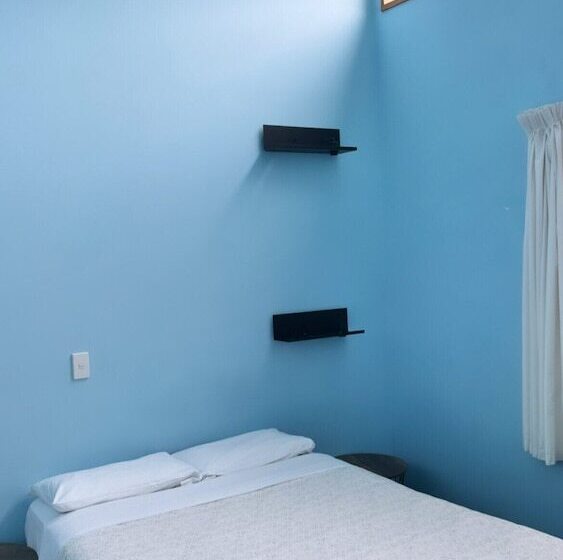 فندق صغير On Top Backpackers