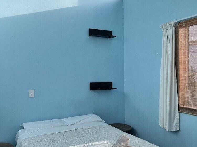 فندق صغير On Top Backpackers