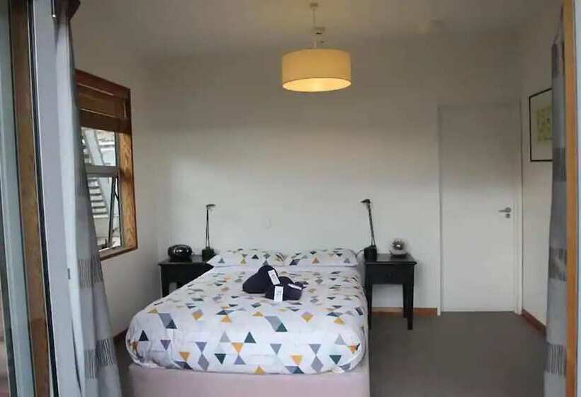 فندق صغير On Top Backpackers