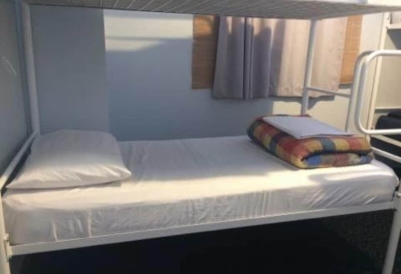 فندق صغير On Top Backpackers