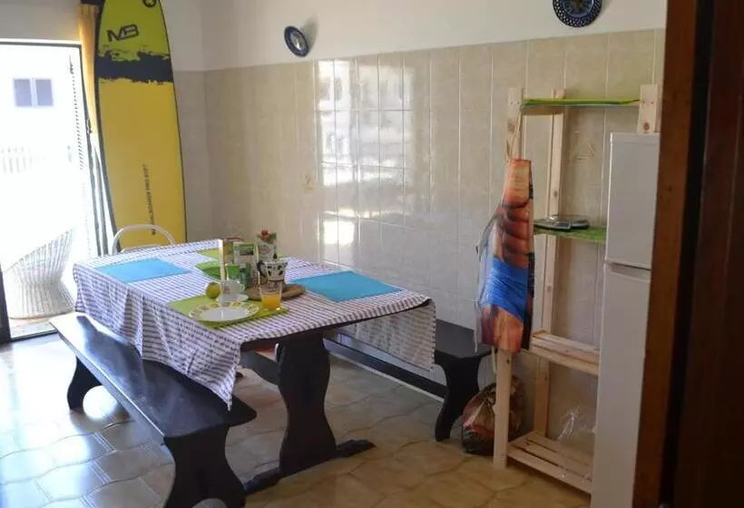 Retkeilymaja Surf House Peniche