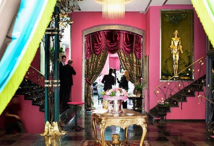 Dorsia Hotel & Restaurant