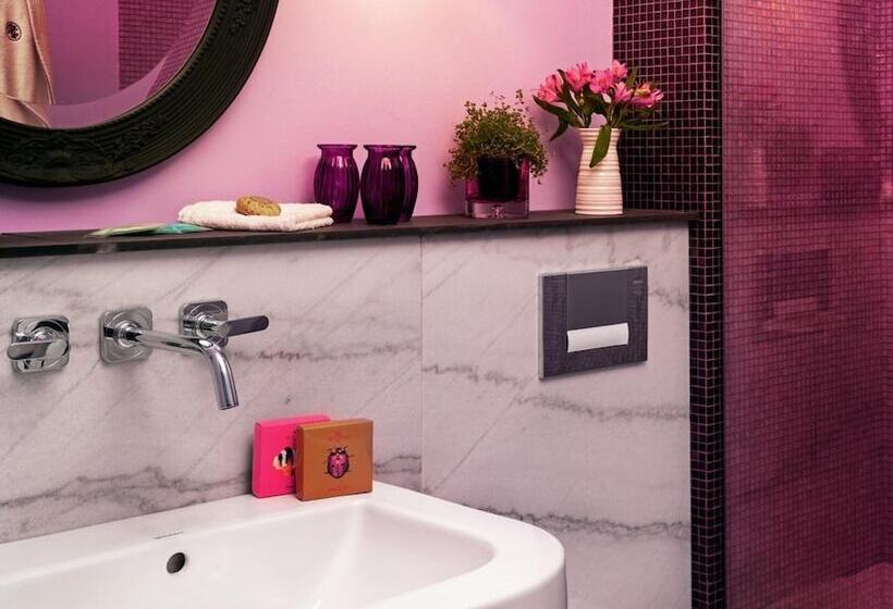 Dorsia Hotel & Restaurant