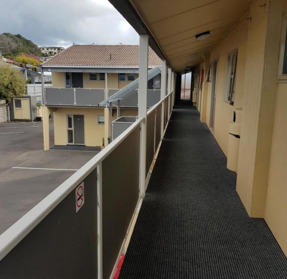 Мотель 299 On Devon West