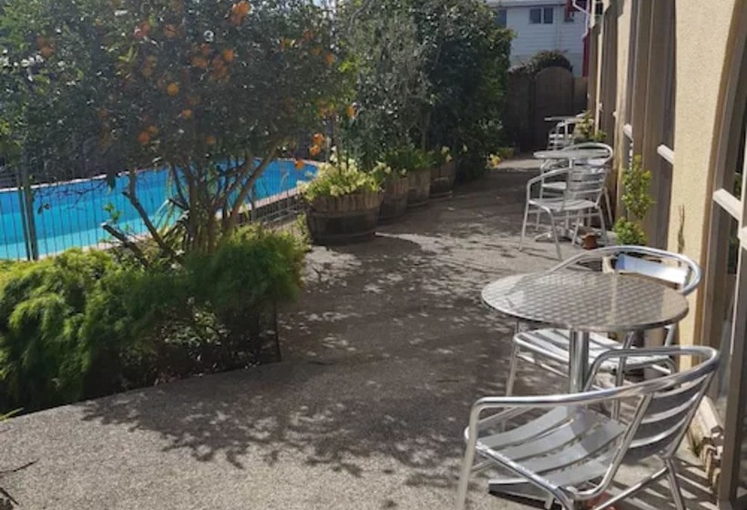 Мотель 299 On Devon West